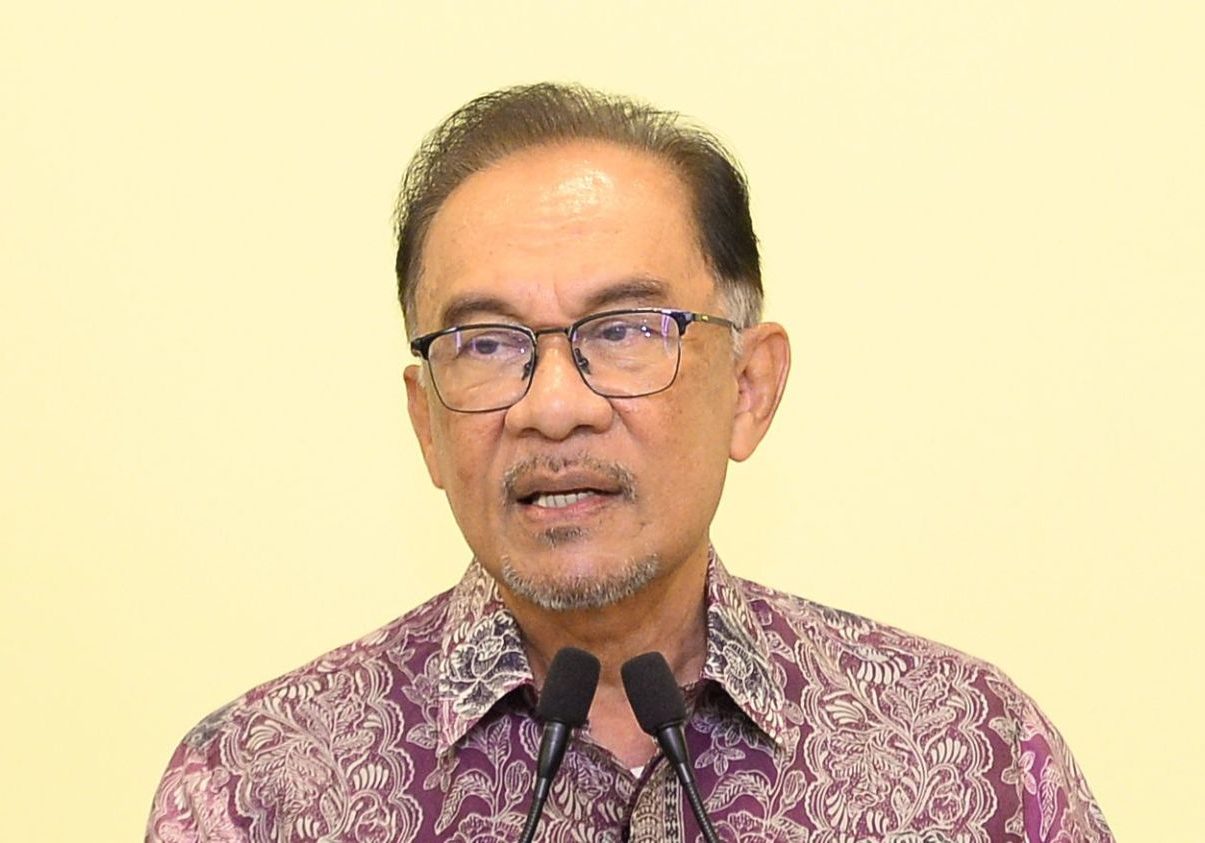Prime Minister Datuk Seri Anwar Ibrahim speaks during a press conference after special meeting on ' Majlis Tindakan Sara Hidup Negara 2022' at the prime office in Putrajaya . 
(27/11/2022). AZHAR MAHFOF/The Star