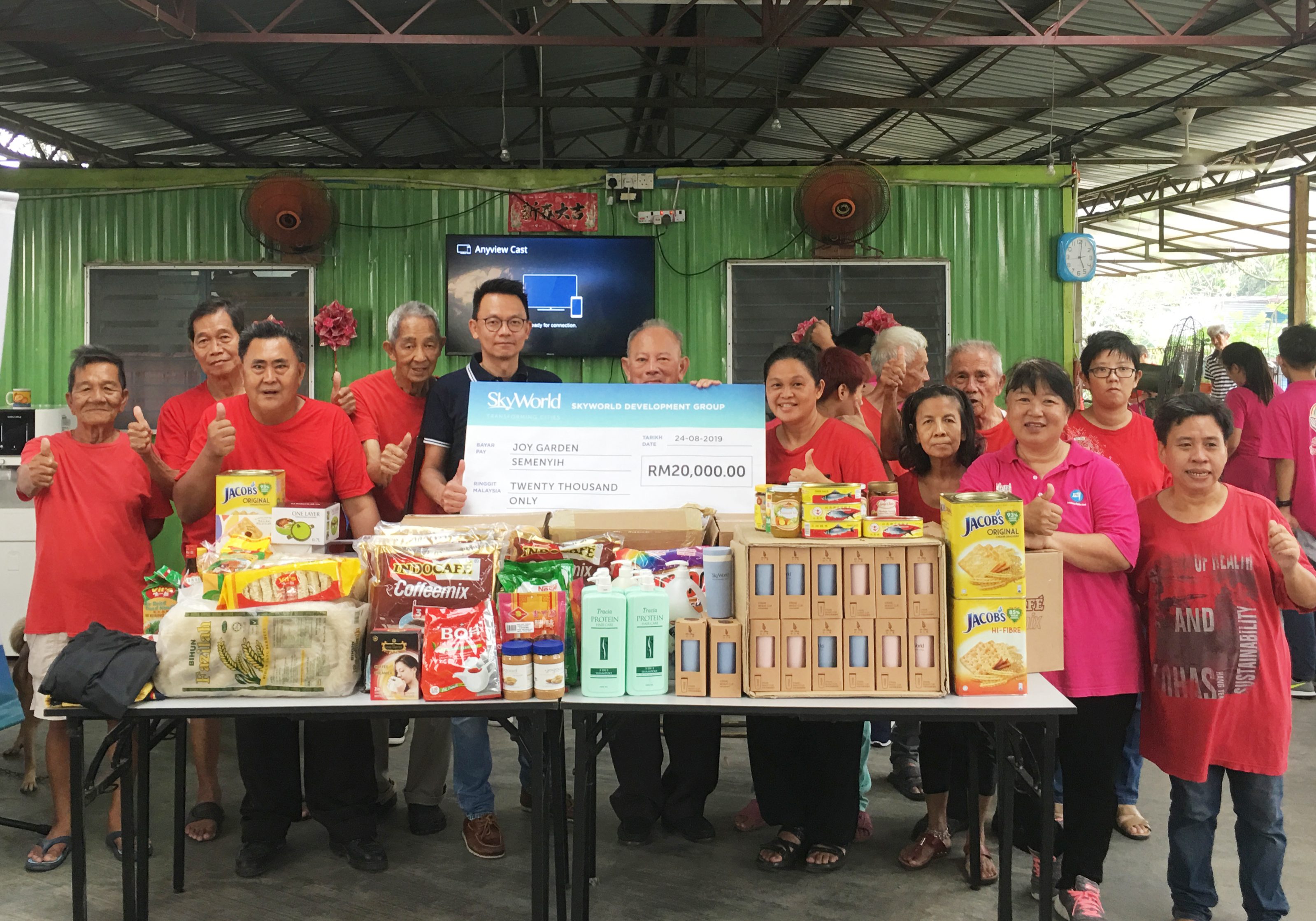 Andy-Leong-fifth-from-left-handing-over-the-mock-cheque-to-its-founder-Madam-Lee-Ching-Mun.-Posing