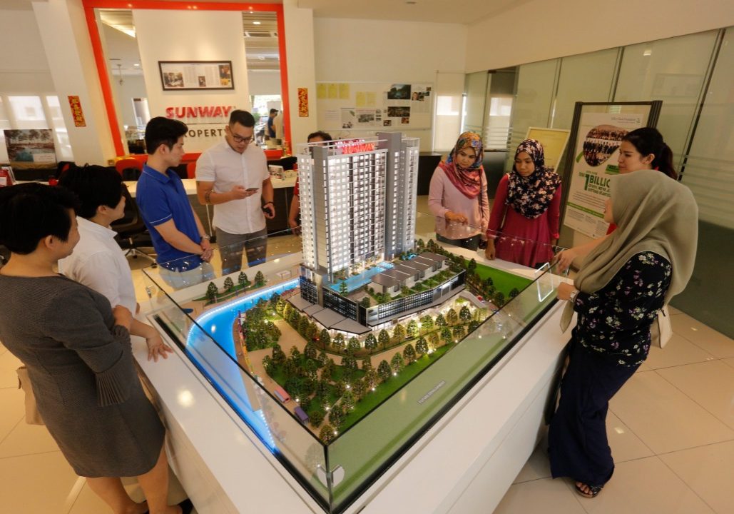 Interested-buyers-observing-the-Sunway-Onsen-Suites-scale-model