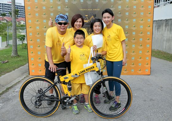 Lay-Ting-far-right-with-the-lucky-draw-bike-winner-and-his-family