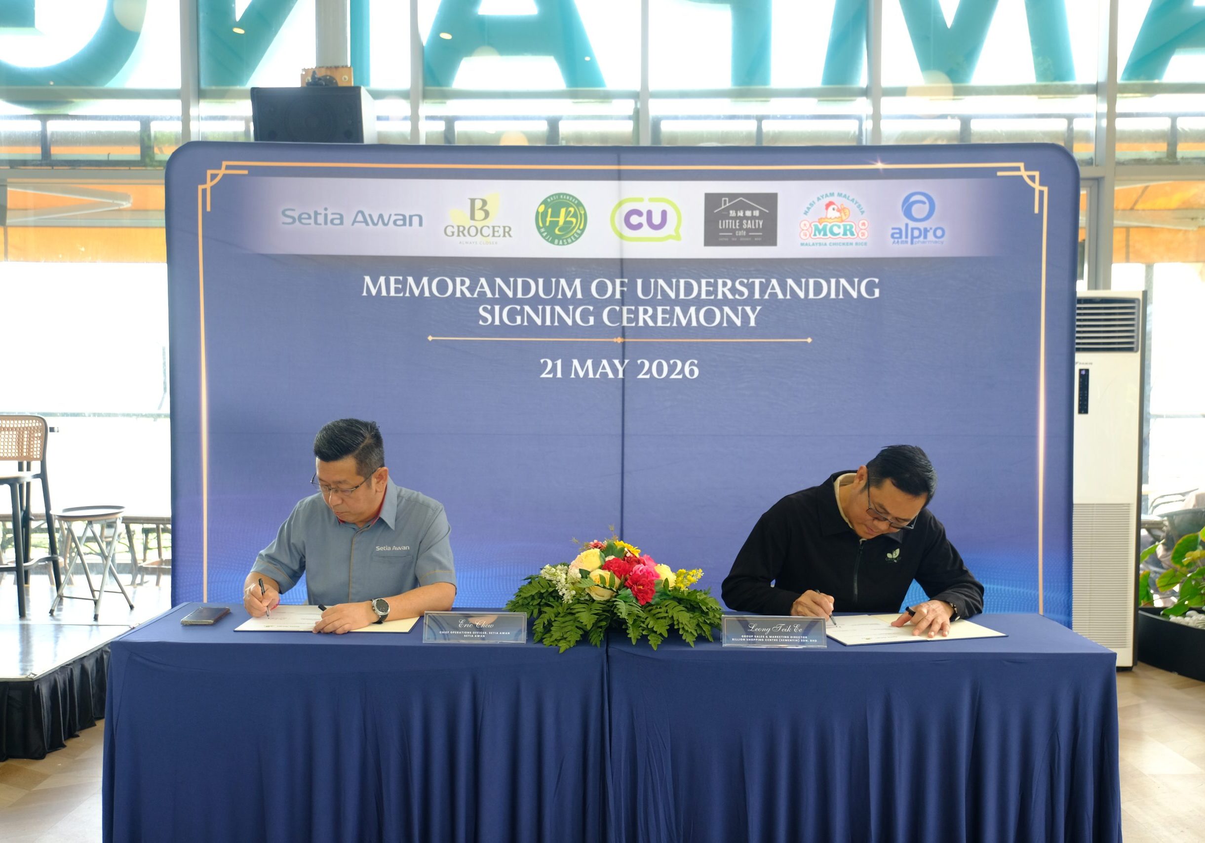 MoU signing between Eric Chew (COO, Project for Setia Awan) and Mr. Leong Teik Ee (Group Sales & Marketing Director for Billion Group)
