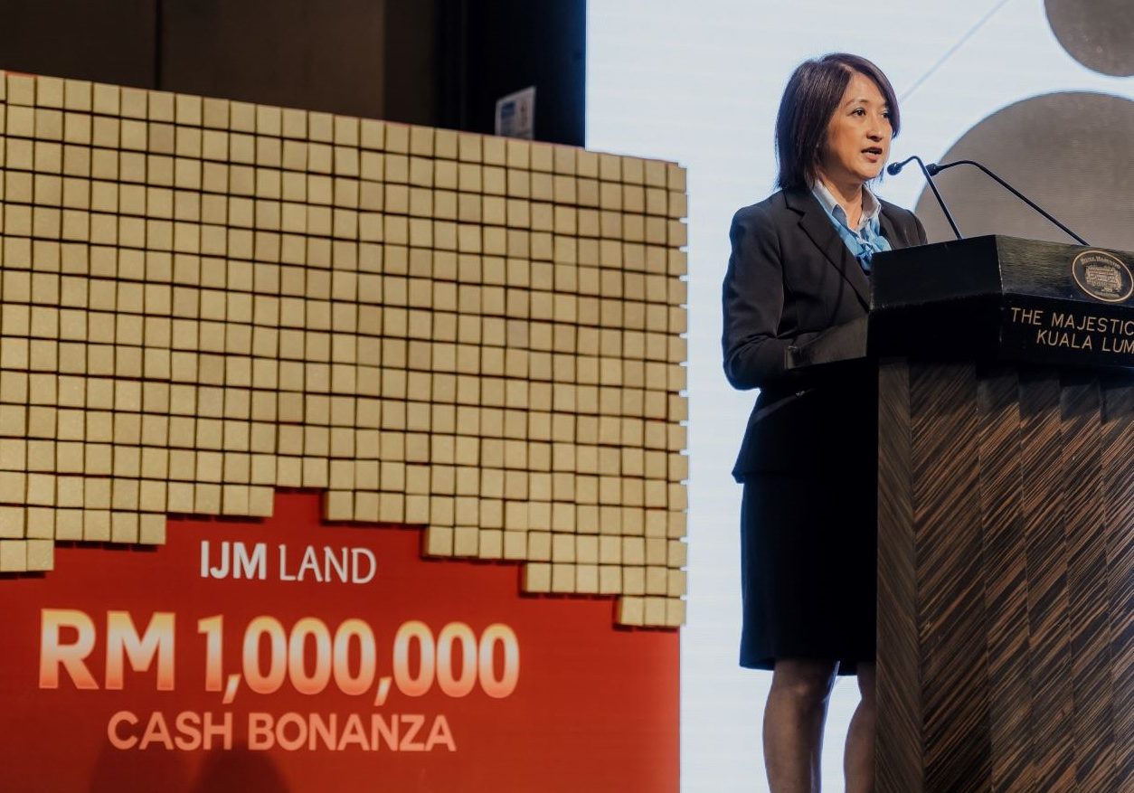 Ms-Christine-Wong-General-Manager-Group-Sales-and-Marketing-IJM-Land-wishing-the-best-for-all-qualifiers