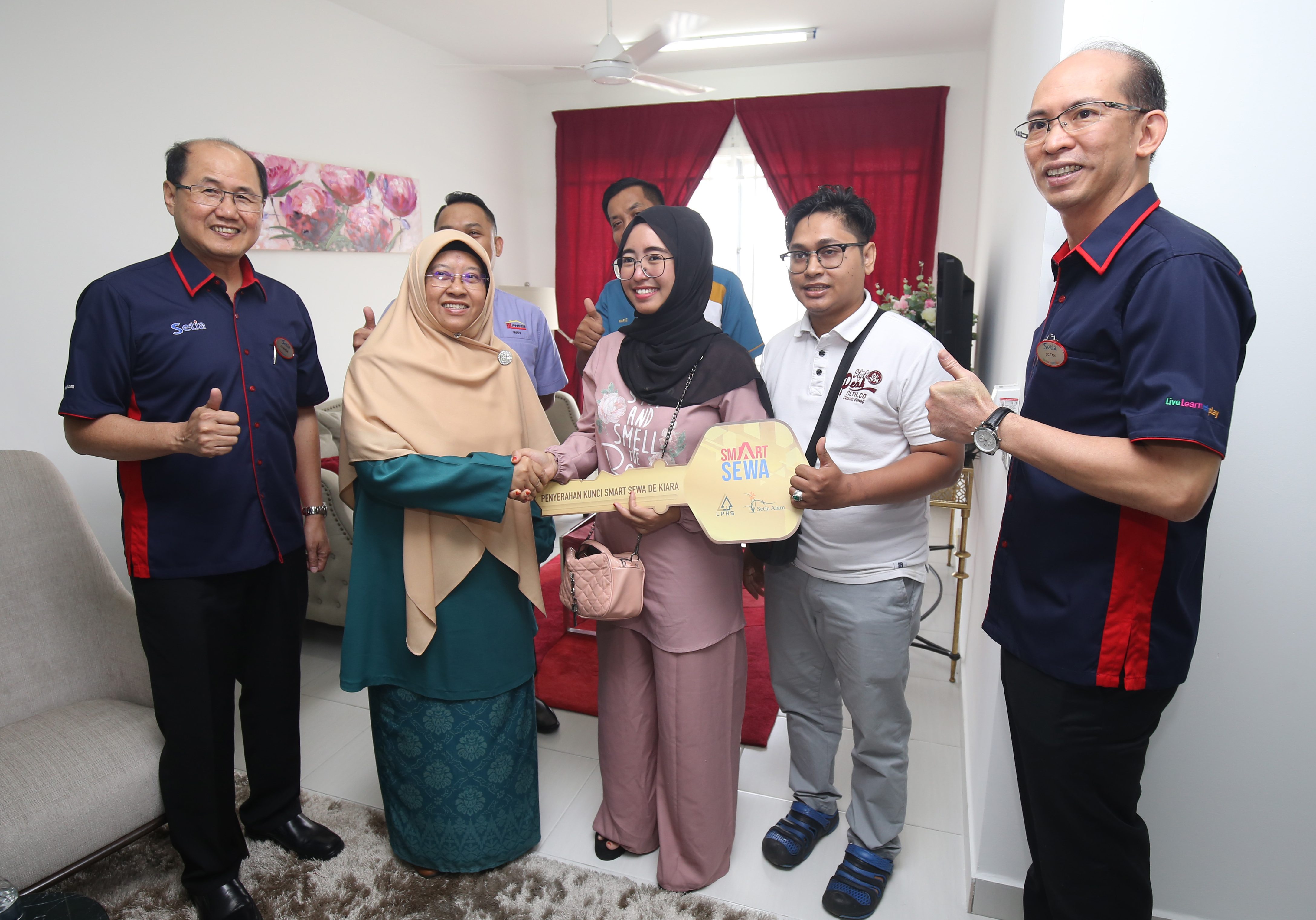 One-of-the-soon-to-be-tenants-of-De-Kiara-receiving-the-mock-up-key