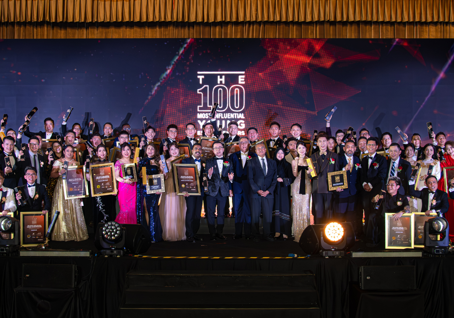 The group photo of 2025 100MIYE Award Night